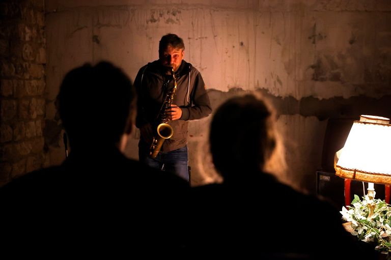 عازف الجاز جائيل أوريلو في إحدى حفلات قاعة "لا جاز"