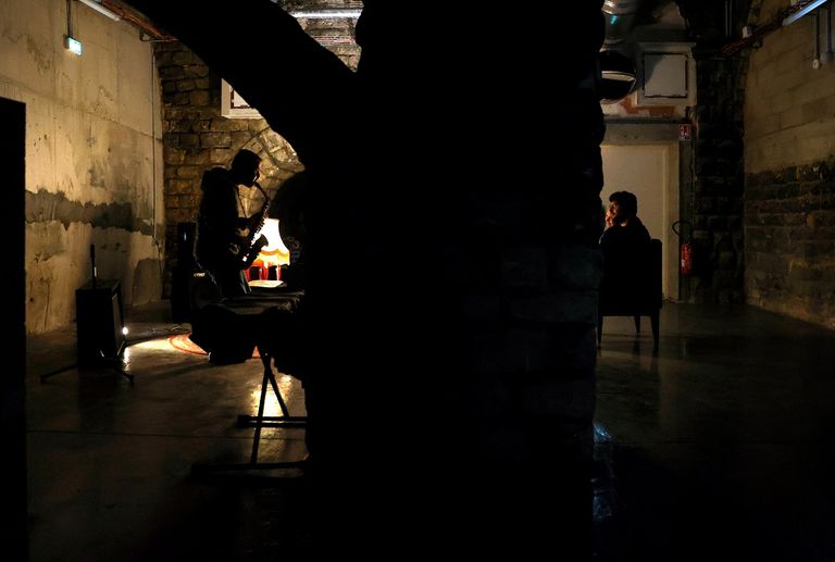 عازف الجاز جائيل أوريلو في إحدى حفلات قاعة "لا جاز"