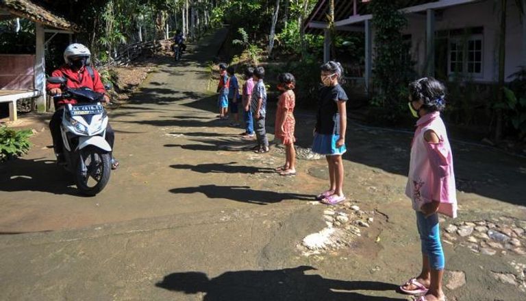 تلاميذ بإندونيسيا يرحبون بمدرّسهم لدى وصوله إلى قريتهم النائية