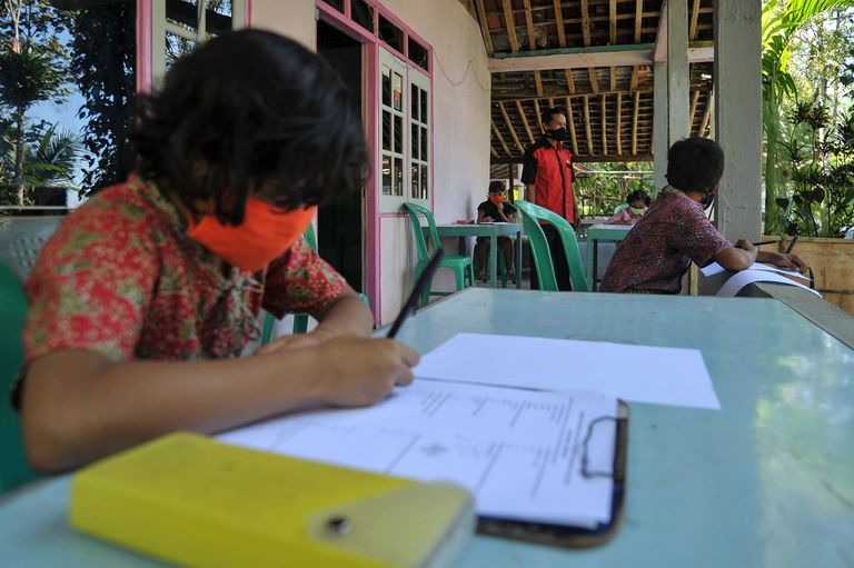 تلاميذ بإندونيسيا يرحبون بمدرّسهم لدى وصوله إلى قريتهم النائية