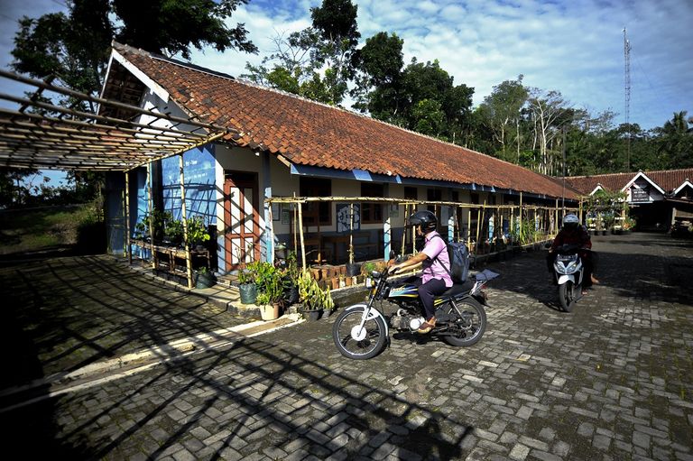 تلاميذ بإندونيسيا يرحبون بمدرّسهم لدى وصوله إلى قريتهم النائية