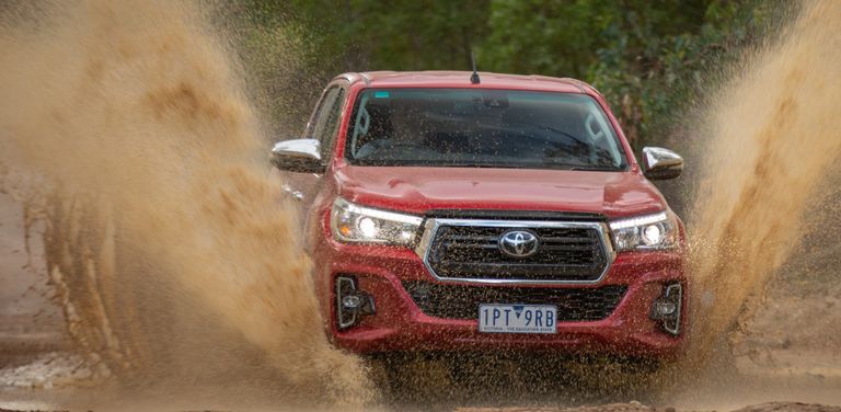 شاحنتا Toyota HiLux وFord Ranger