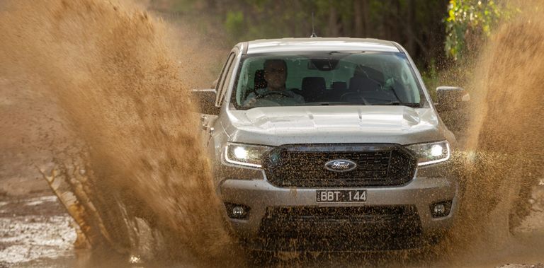 شاحنتا Toyota HiLux وFord Ranger