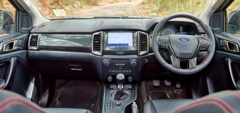 شاحنتا Toyota HiLux وFord Ranger