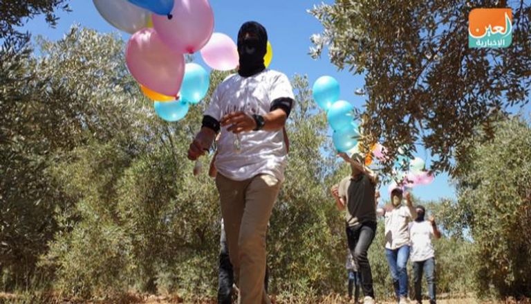 البالونات الحارقة تعود لسماء غزة