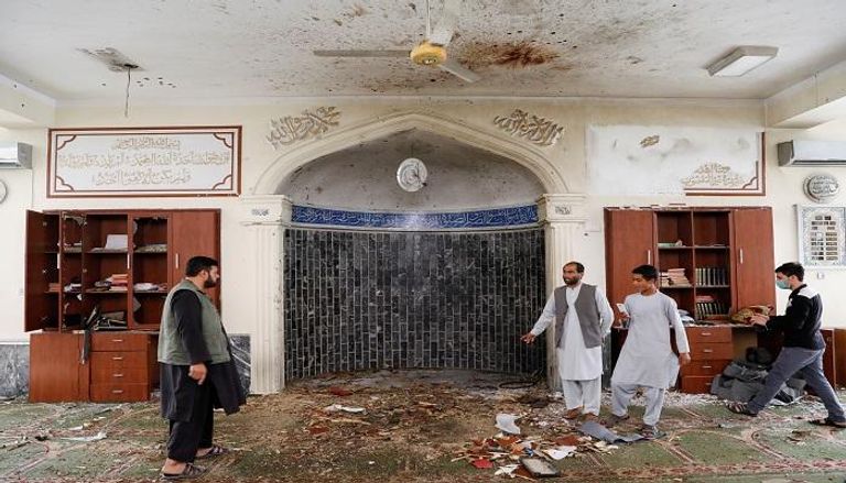 آثار الانفجار الذي استهدف مسجدا اليوم غربي كابول