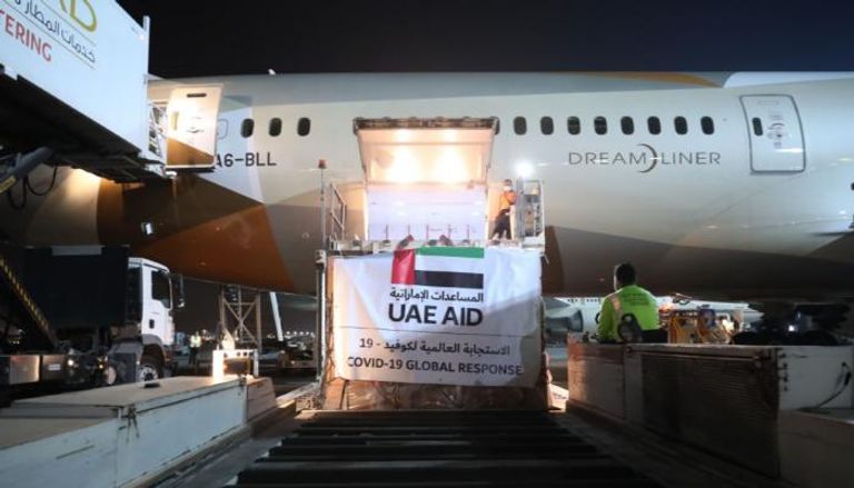 جانب من المساعدات الإماراتية خلال عملية الشحن