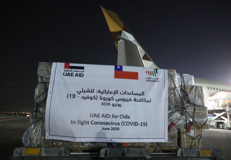 جانب من المساعدات الإماراتية خلال عملية الشحن