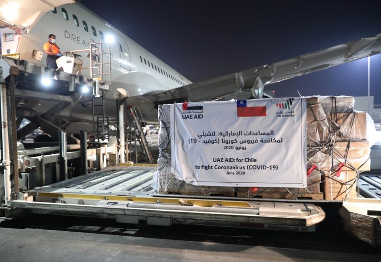 جانب من المساعدات الإماراتية خلال عملية الشحن