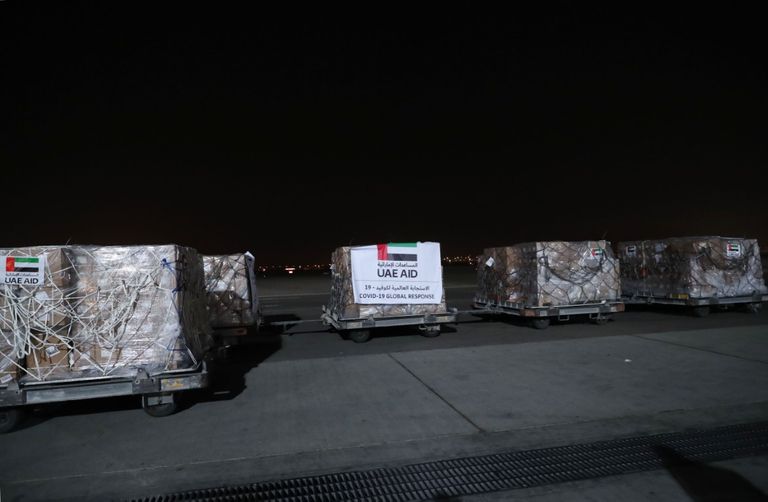 جانب من المساعدات الإماراتية خلال عملية الشحن
