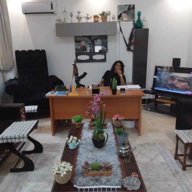 الداعشي السوري المرتزق غليص جنّاب يرتدي زيا برتبة عميد