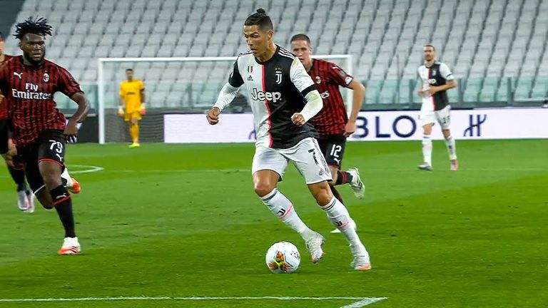 كريستيانو رونالدو خلال مواجهة ميلان في إياب نصف نهائي كأس إيطاليا كريستيانو رونالدو