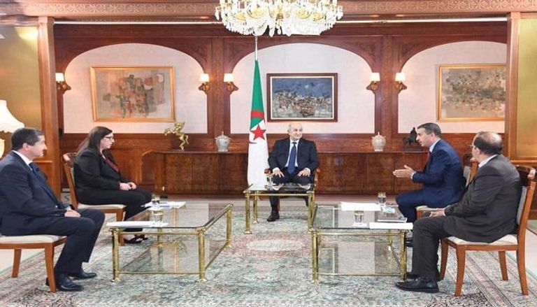  الرئيس الجزائري خلال مقابلة صحفية مع وسائل إعلام محلية