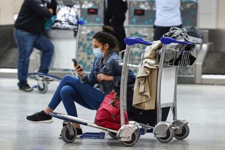 مسافرة في مطار تونس