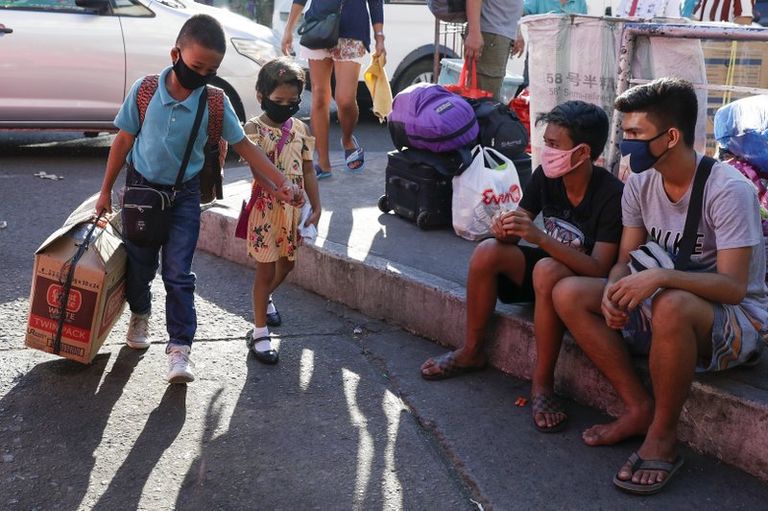 مسافرة في مطار تونس