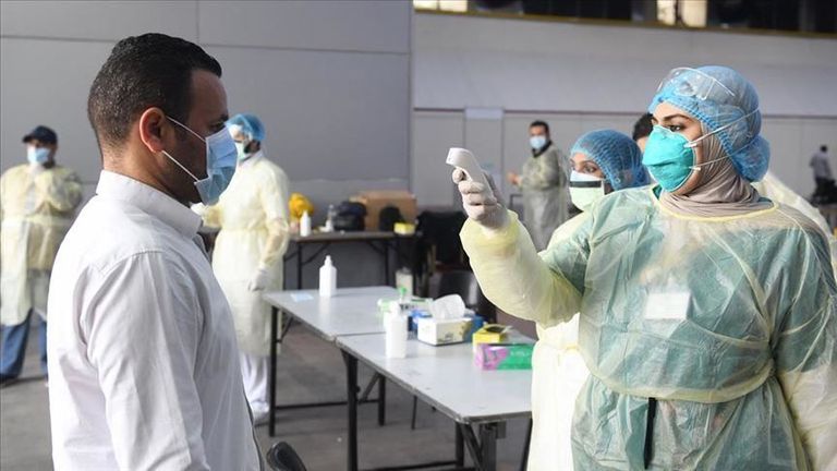 مسافرة في مطار تونس