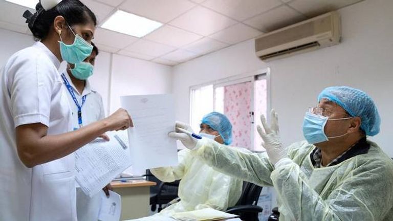 مسافرة في مطار تونس