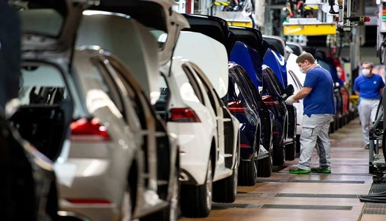 شركة فولكسفاجن تعيد تشغيل أكبر مصنع للسيارات في أوروبا - رويترز
