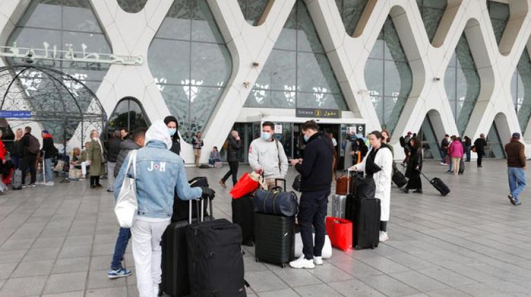 سياح صينيون يزورون مسجد الحسن الثاني في الدار البيضاء - رويترز