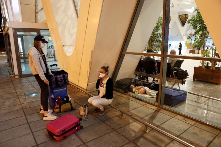 سياح صينيون يزورون مسجد الحسن الثاني في الدار البيضاء - رويترز