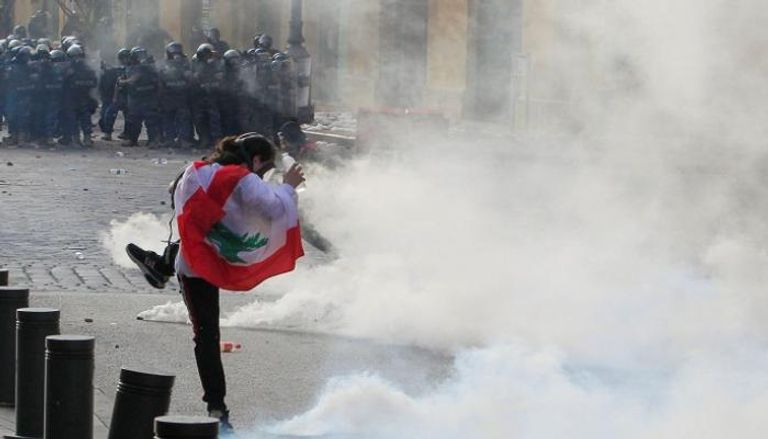 فتاة ترتدي علم لبنان أثناء المظاهرات