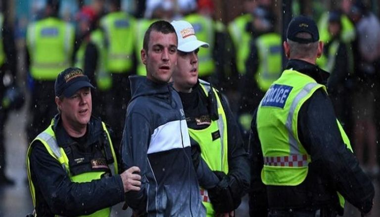 الشرطة البريطانية خلال اعتقال أحد المتظاهرين- أ ف ب