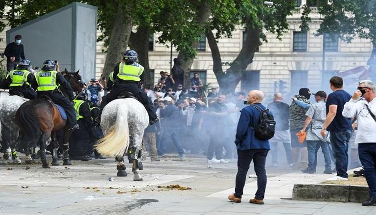 الشرطة البريطانية تحاول فض الاشتباكات مع أنصار اليمين المتطرف