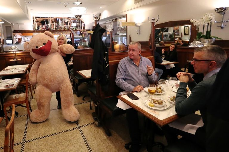 مسلح يقتحم بسيارته مظاهرة تندد بمقتل فلويد وينزل شاهرا مسدسه