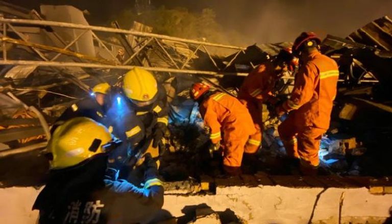 عمال الإطفاء يعملون على إخلاء المصابين وجثث الضحايا