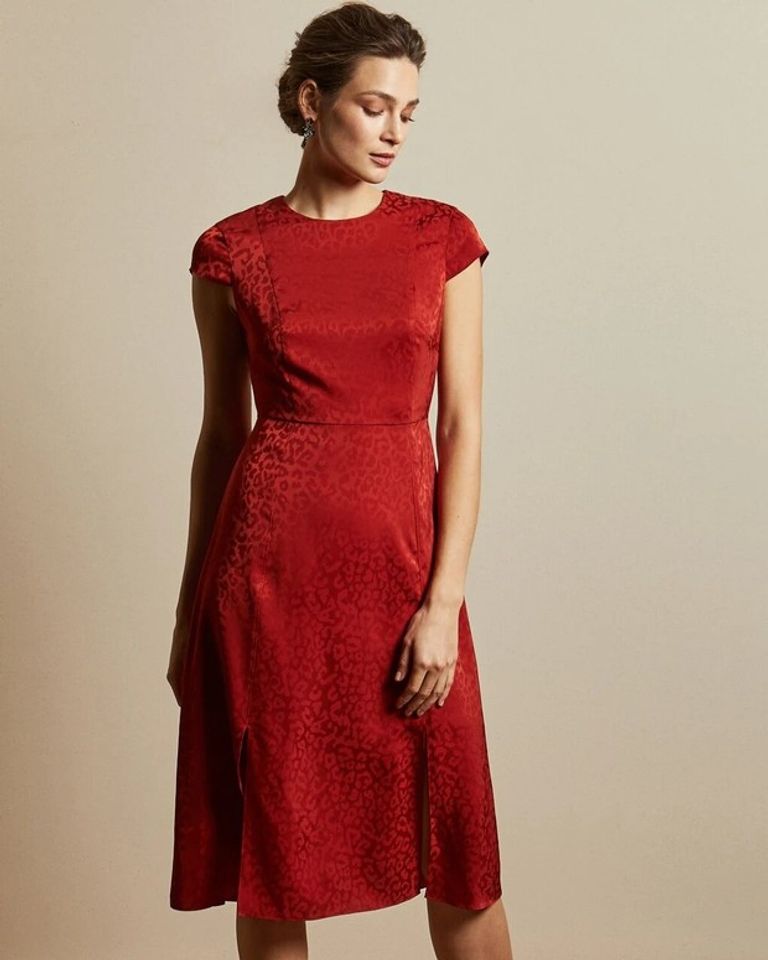 فستان الصيف الأحمر