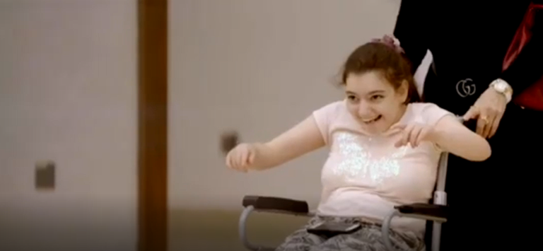 الطفلتان مع جدتهما