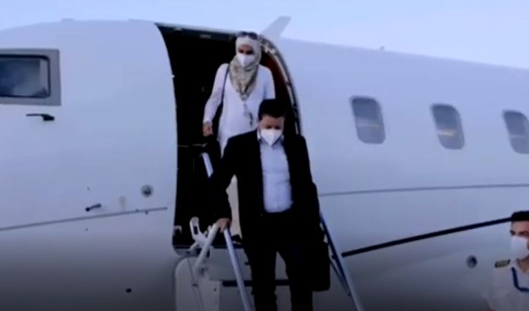 الطفلتان مع جدتهما