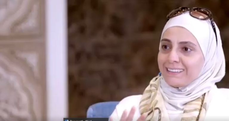 الطفلتان مع جدتهما