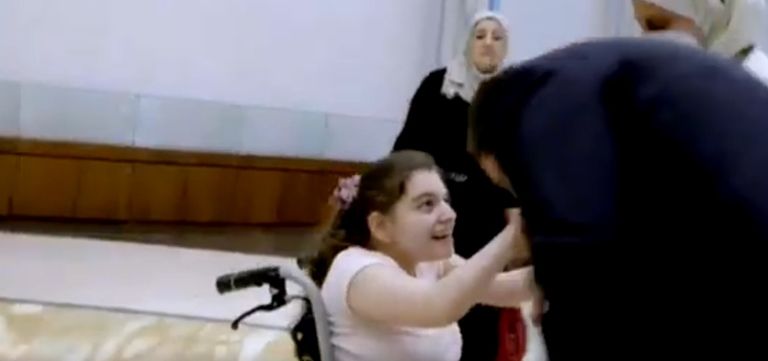 الطفلتان مع جدتهما