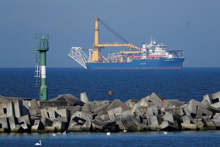 سفينة زرع الأنابيب Akademik Cherskiy المملوكة لشركة Gazprom والتي تستخدمها روسيا لإكمال بناء خط أنابيب غاز نورد ستريم 2 - رويترز