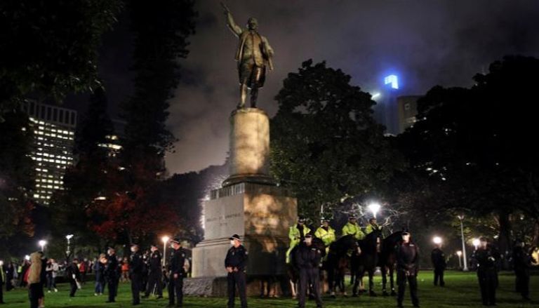 الشرطة الأسترالية تحيط بتمثال المستكشف البريطاني جيمس كوك - رويترز