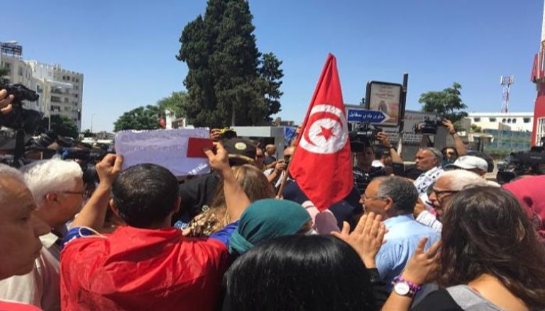 معتصمون أمام البرلمان التونسي يرفعون علم البلاد