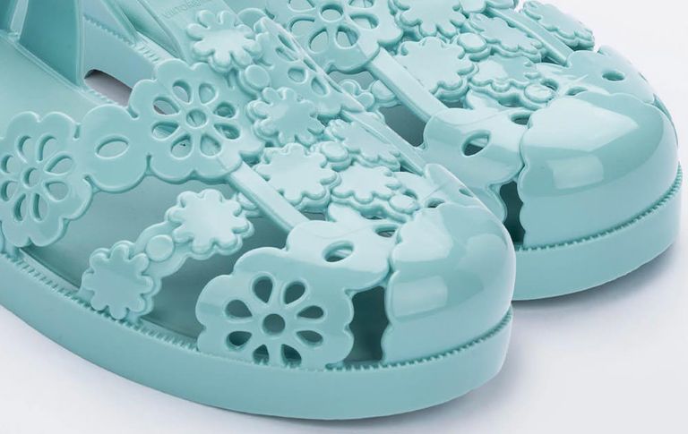 صنادل الجيلي.. موضة الثمانينيات تصبح أحدث صيحات أحذية صيف 2020