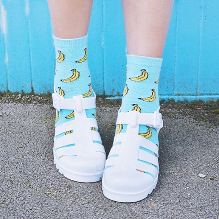 صنادل الجيلي.. موضة الثمانينيات تصبح أحدث صيحات أحذية صيف 2020