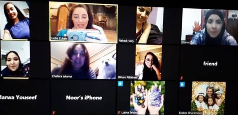 الطبيبة المصرية هبة زهير، تعلم رقصات الرياضية عبر "الأونلاين" الطبيبة المصرية تدرب عددا من الفتيات الزومبا في صالات الجيم قبل كورونا