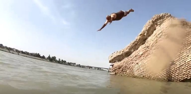 عدد من سكان بغداد يسبحون في نهر دجلة