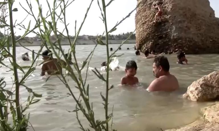عدد من سكان بغداد يسبحون في نهر دجلة