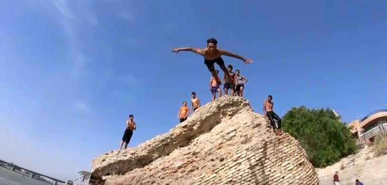 عدد من سكان بغداد يسبحون في نهر دجلة