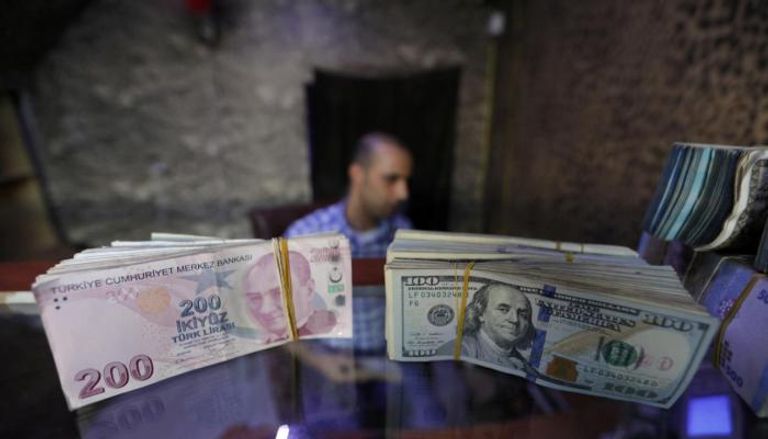 عملات ورقية من الدولار الأمريكي والليرة التركية - رويترز