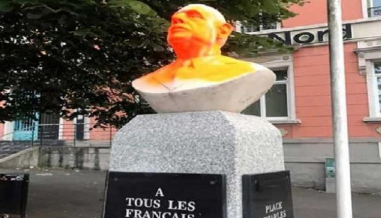 تمثال شارل ديجول الذي تعرض للتخريب - أ ف ب