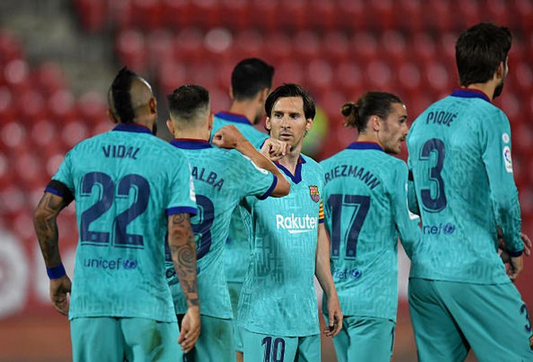 فرحة لاعبو برشلونة عقب تسجيل ليونيل ميسي هدفا في مباراة برشلونة وريال مايوركا عقب عودة الدوري الإسباني بعد التوقف بسبب كورونا