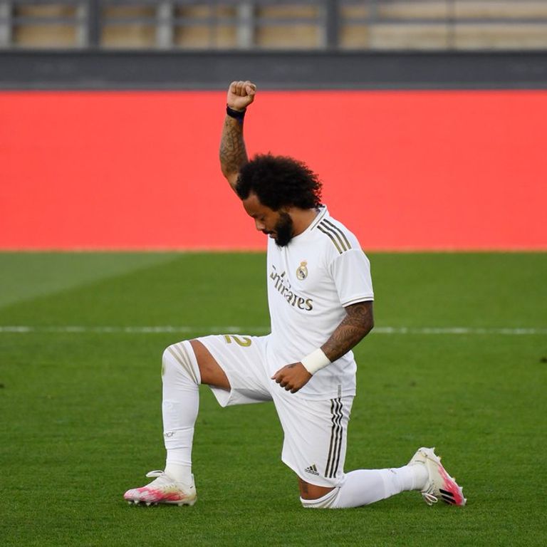 احتفال الظهير البرازيلي مارسيلو ولا عب ريال مدريد بعد تسجيل هدف في مباراة ريال مدريد وإيبار بعده من خلال الجلوس على ركبتيه، للتضامن مع الأمريكي الأسمر جورج فلويد الذي تعرض للقتل على أيدي شرطي أمريكي.