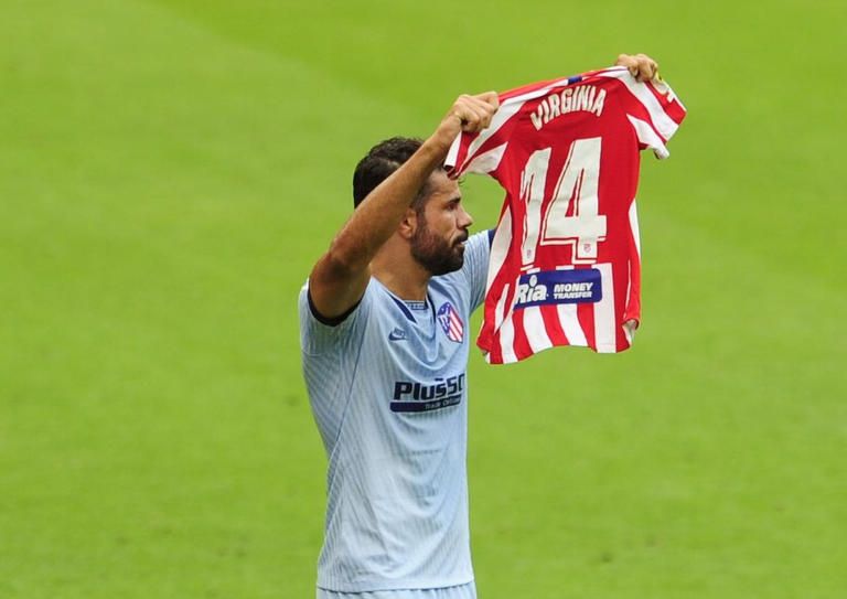الإسباني دييجو كوستا في مباراة أتلتيكو مدريد وأتلتيك بلباو يرفع قميص يحمل اسم فيرجينيا بعد تسجيل هدف التعادل لفريق العاصمة الإسبانية في الشوط الأول