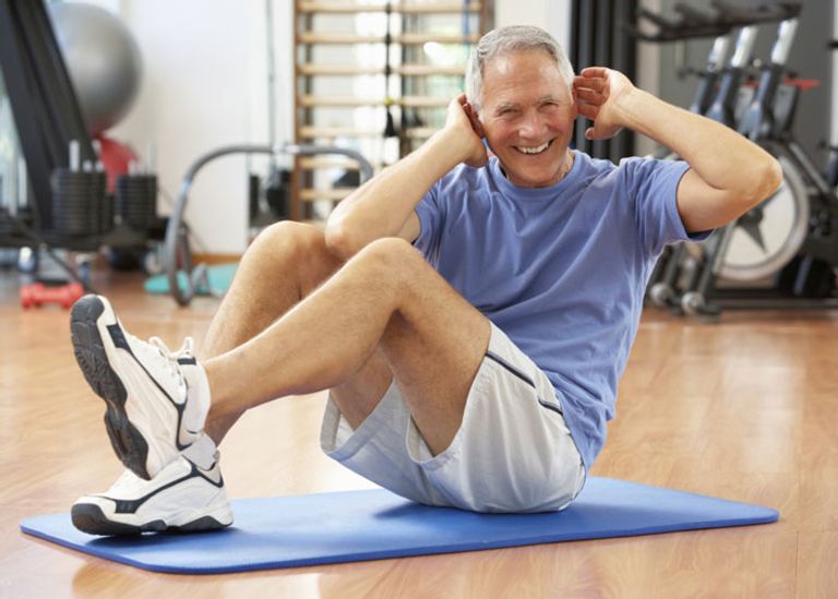 رجل يمارس الرياضة التغذية الصحية والتمارين الرياضية تلعبان دورا مهما