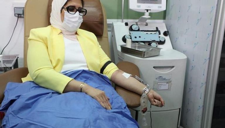 وزيرة الصحة المصرية الدكتورة هالة زايد تتبرع بالدم